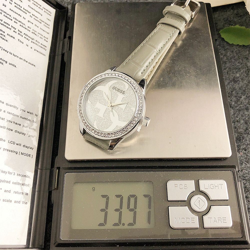 Дамски ръчен часовник Guess с кожена верижка