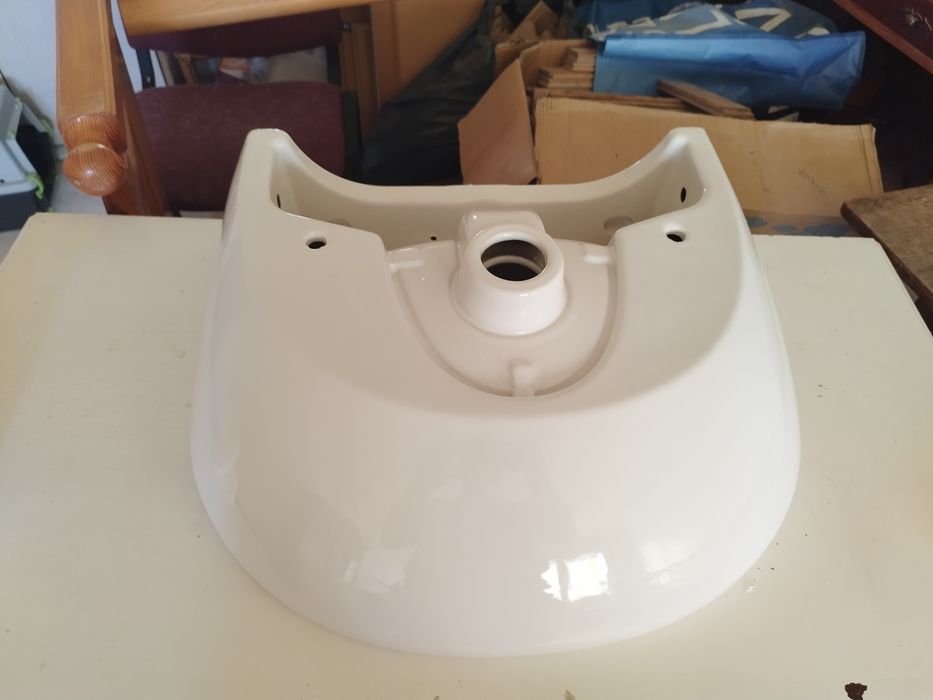 Порцеланова бяла мивка за баня