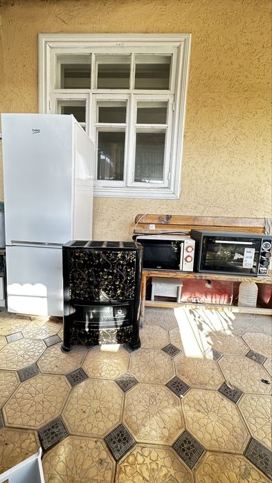 Холодильник,диван, иранский печка,микроволновка