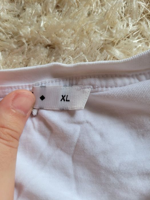 Haine purtate foarte puțin, iar pijamalele sunt noi.