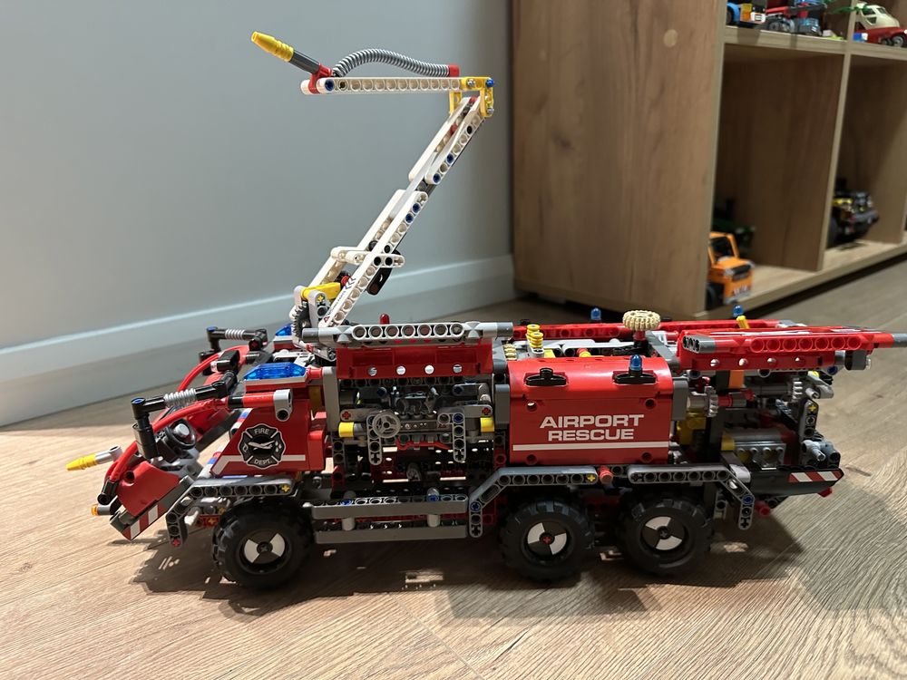 Продам пожарную машину Lego Technic