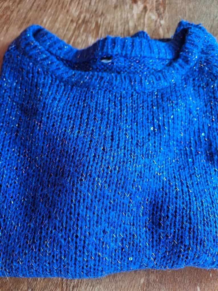 Дамски плетен пуловер,с лъскава нишка
