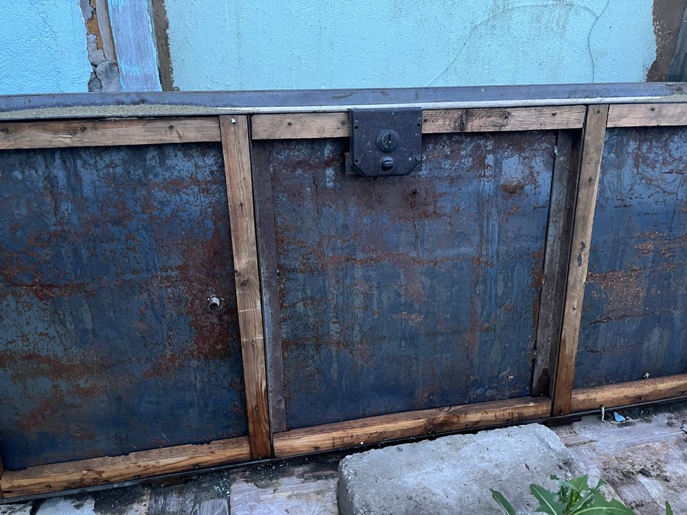 Продам железную дверь