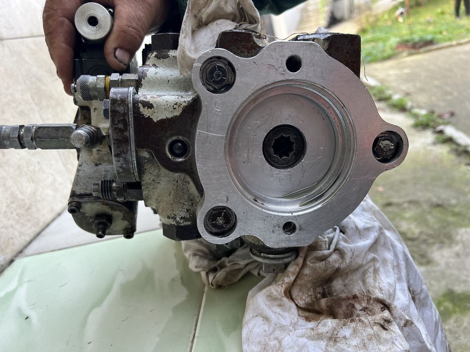 Продавам хидравлична помпа Sauer-Danfoss.