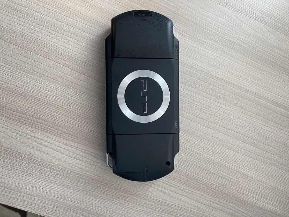 Продам psp игравую приставку