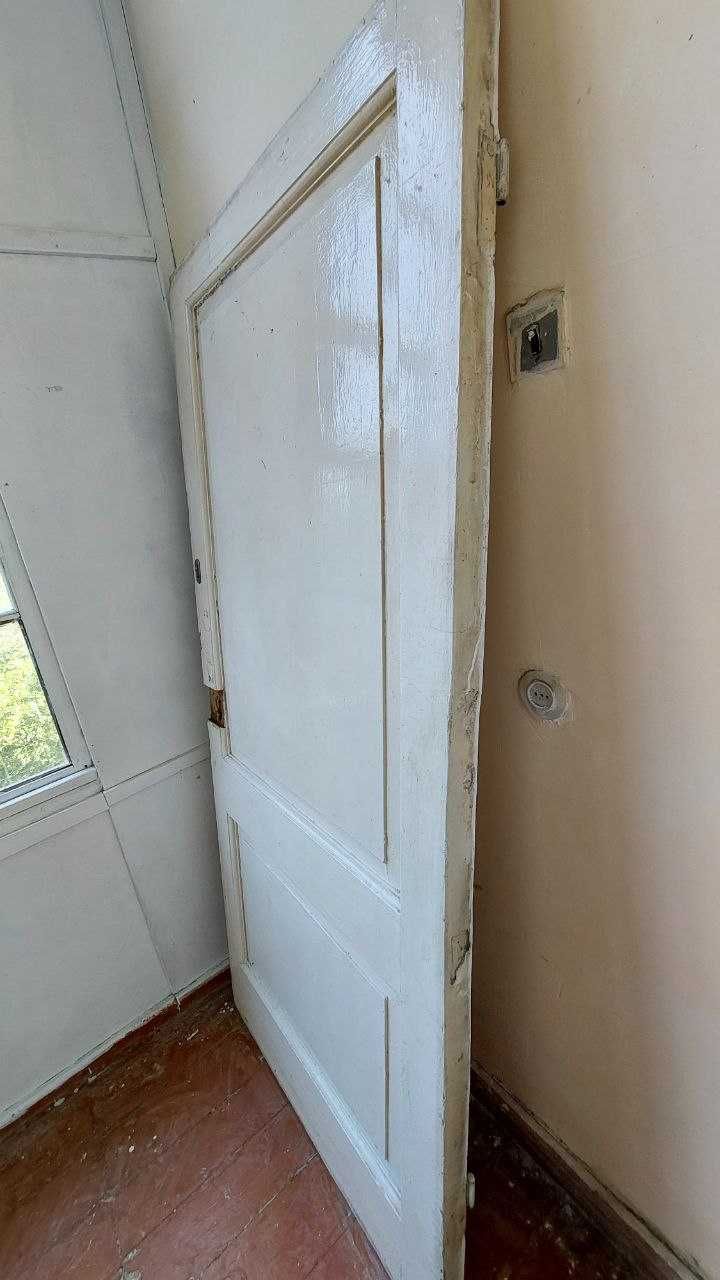 Продаётся дверь входная деревянная