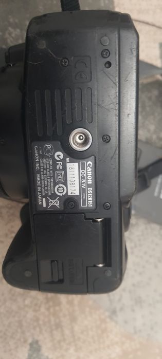 Aparate photo Nikon D3100 și Canon Eos