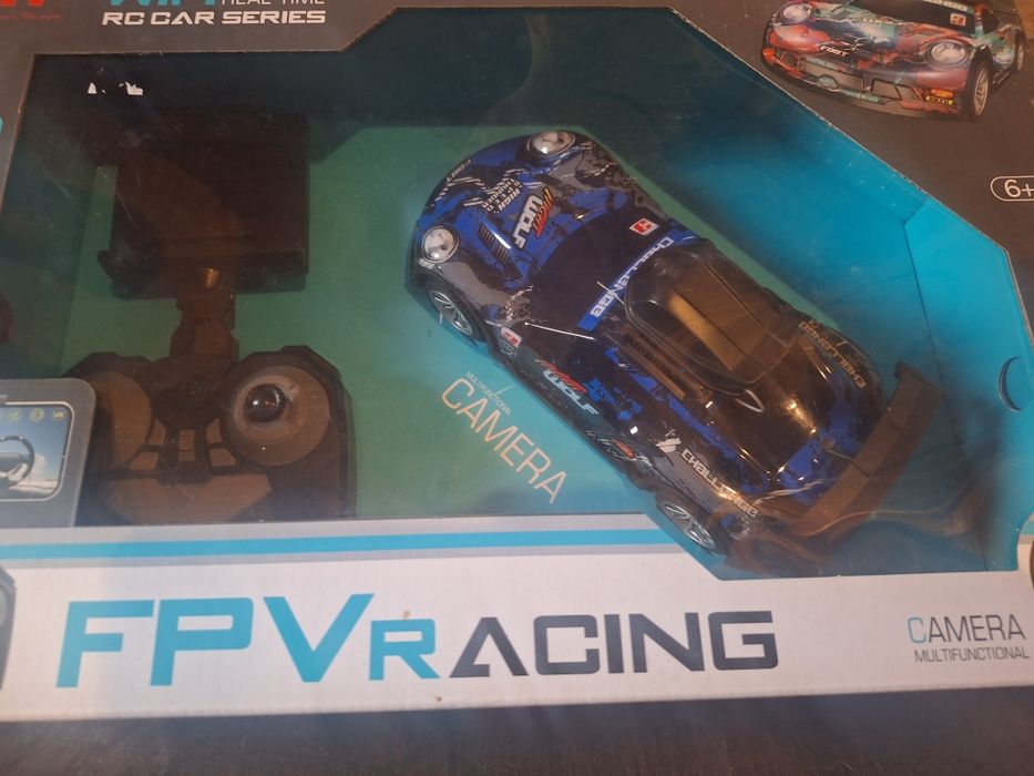 Радиоуправляема кола с камера Wi-Fi връзка и USB кабел