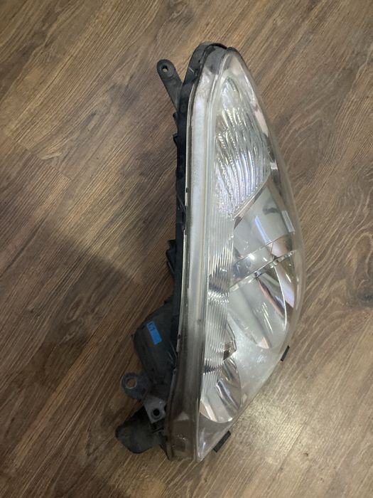 Ляв фар за Toyota Corolla verso/ Тойота Корола версо 2008г