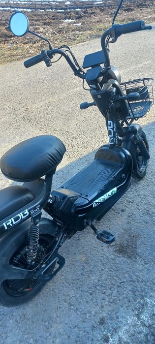 De vânzare scuter electric.