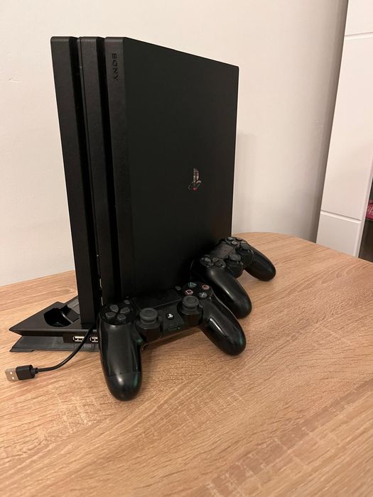 PlayStation 4 pro!! Impecabil !!!