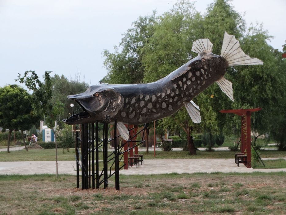 ГОЛЯМА скулптура, статуя, камък, метал, фибростъкло и смола, стиропор.