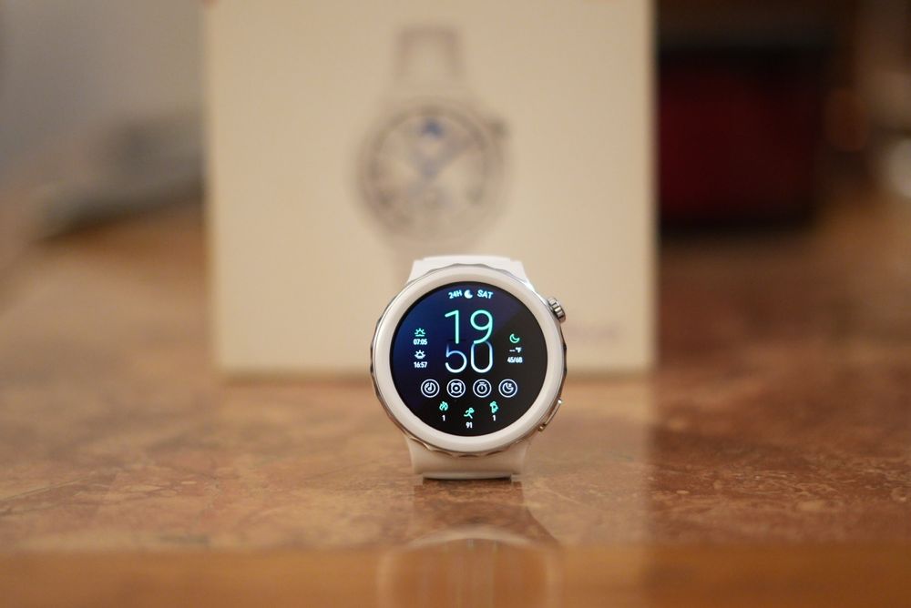 Huawei Watch GT3 Pro 43mm Ceramic White – ecran safir, stare excelentă