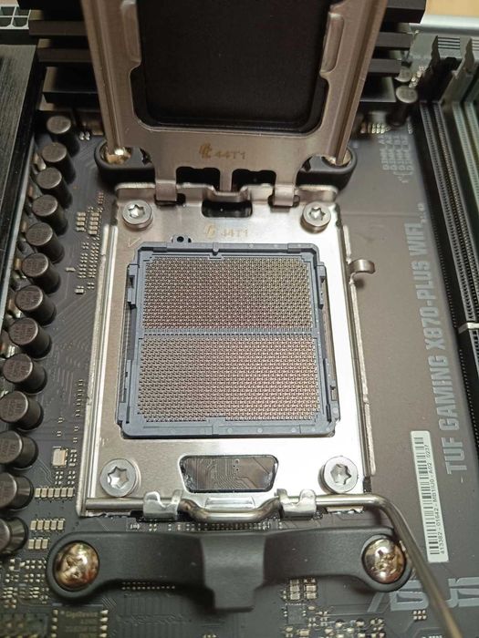 ASUS TUF GAMING X870 PLUS WIFI + Ryzen 7 9700X, осемядрен (5.5GHz] AM5