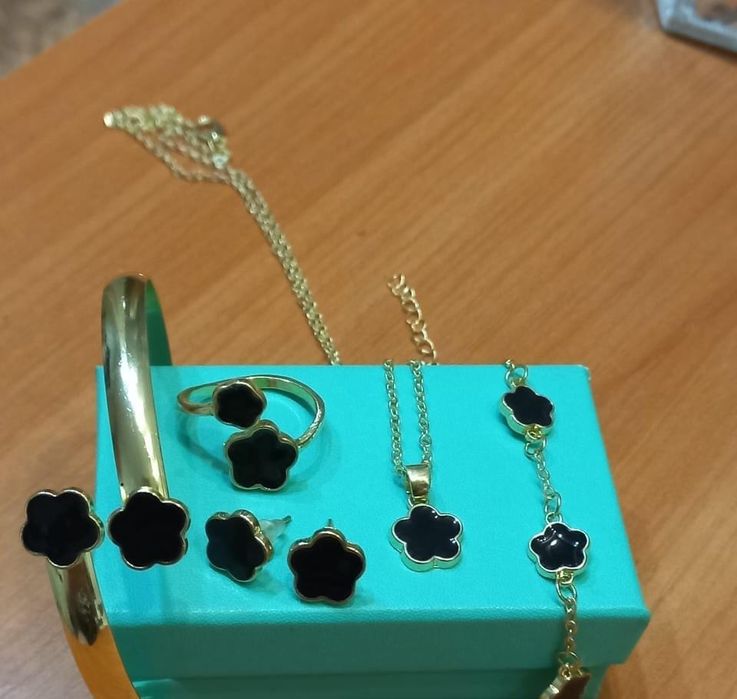 Продам набор за 2000тенге