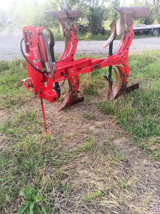 Plug reversibil hidraulic cu două brazde