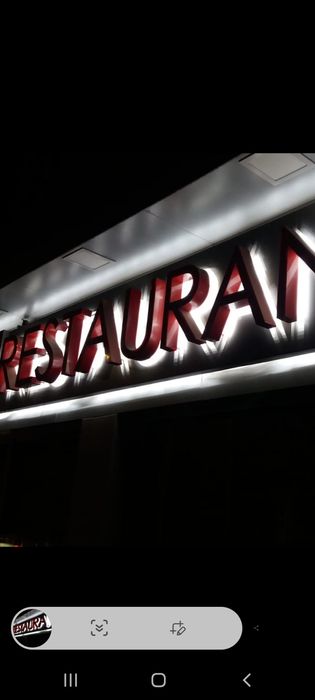 Продавам светеща реклама с надпис ресторант на английски език