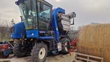 Combina recoltat struguri New Holland