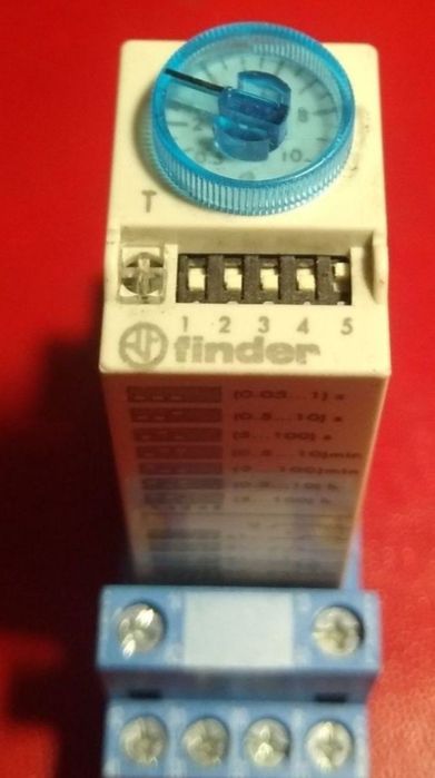 Releu de la Finder cu temporizare reglabila la 12V - iesire 250V / 7A