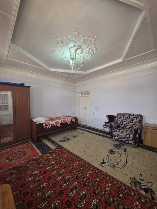 Кибрай Уймовут маҳалласида 8 хона 7 сотихли уй сотилади.