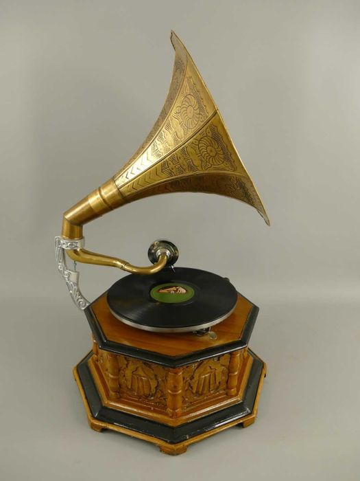 Gramofon octagonal, lemn, maro, H. 66 cm, decoratiuni-antichitati.ro