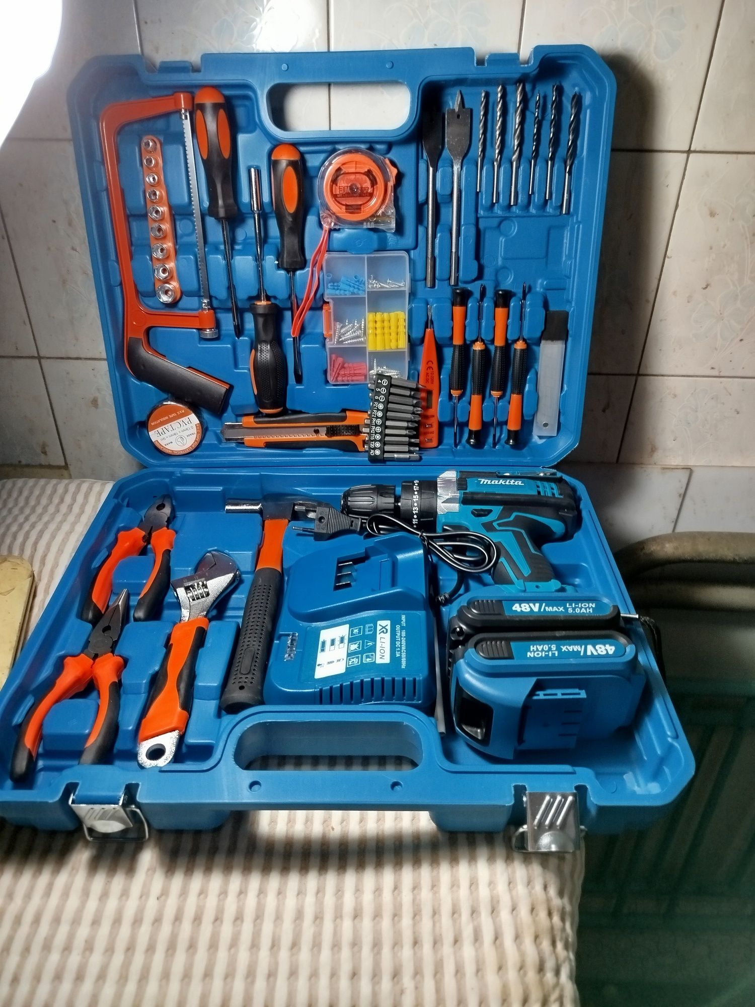 Продаю набор инструментов  шуруповёрт ,,Makita  новый звоните  смело