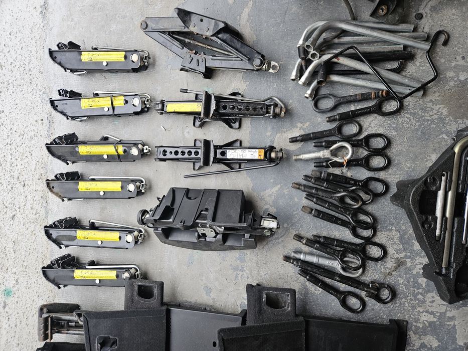 Cric ,cheie,carlig remorcare gama wag ,mercedes, audi,opel