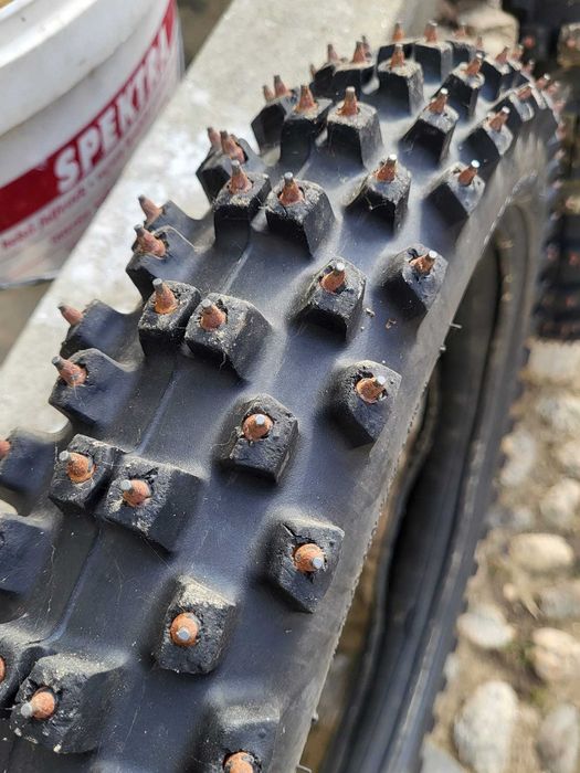 Vand cauciucuri ENDURO cu cuie vidia