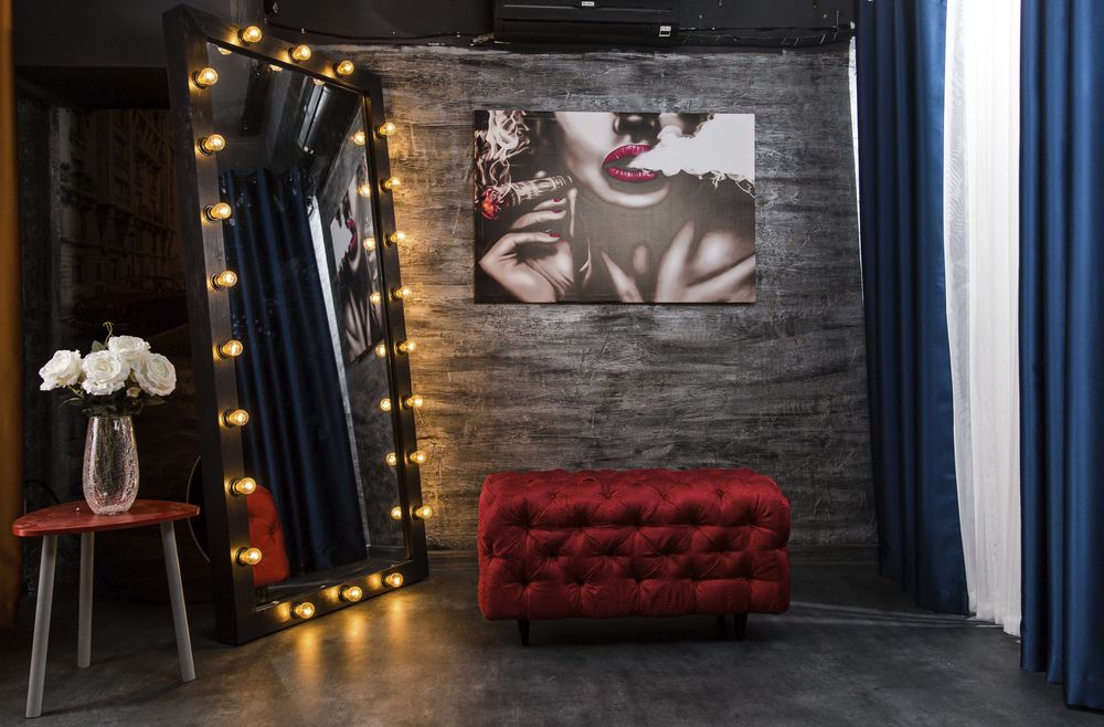 Bancuta grena tip Chesterfield din brocart