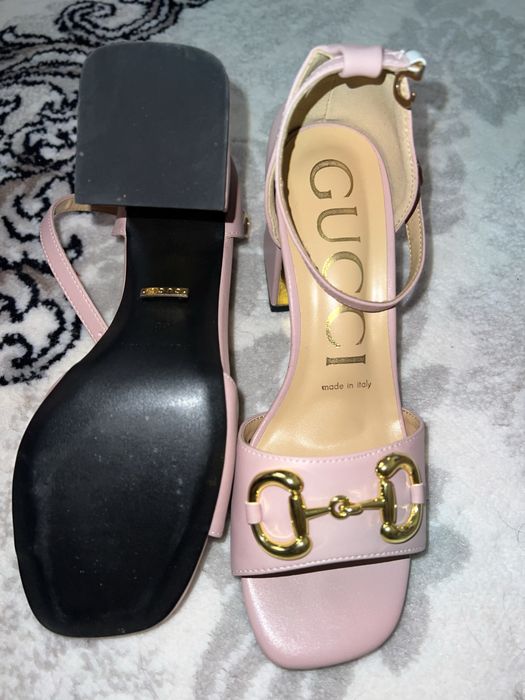 Ayollar uchun pushti Gucci sandal