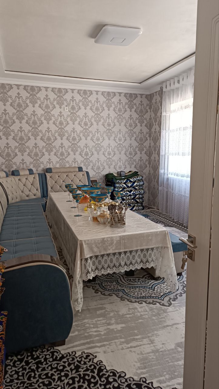 Ховли сотилади. Барча шароитлар бор.