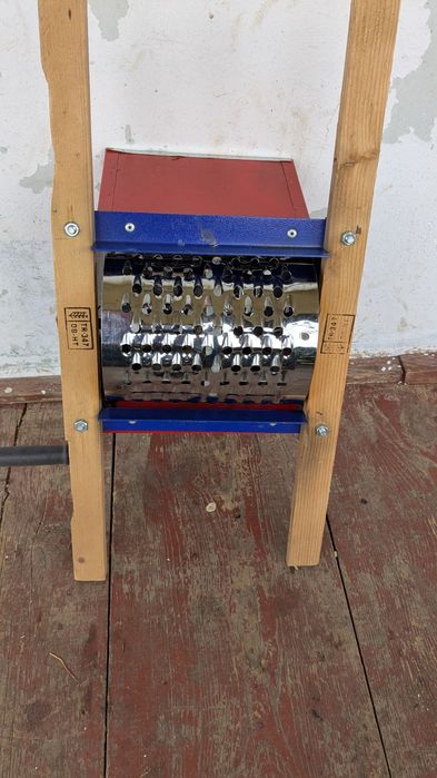 Răzătoare manuală pentru fructe și legume