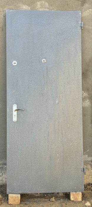 Дверь железная в хорошем состоянии