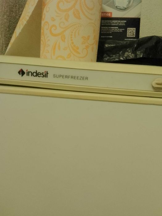 Продавам фризер 7 чекмеджета 140 висок работещ в прекрасно състояние