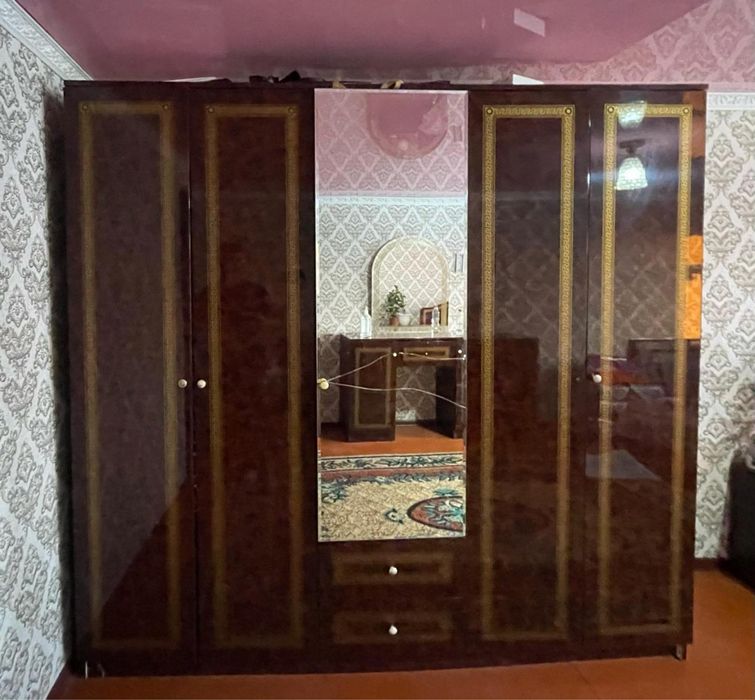 Спальный гарнитур сатылады. Жағдайы жақсы. Матрассыз. Шифонер, 2 трюмо