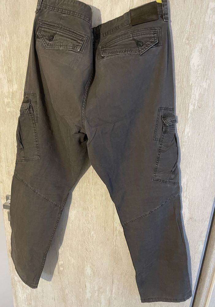 Pantaloni barbatesti cargo C&A