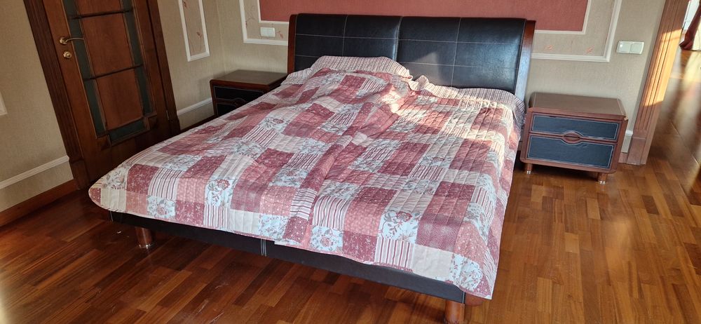 Спальная кровать 225д-195ш-100 (+матрас) в хорошем состоянии и 2 тумбы