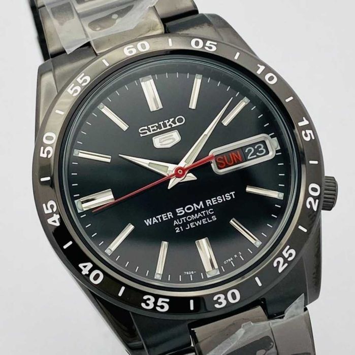 Автоматен часовник Seiko 5 със стоманен корпус и черен циферблат