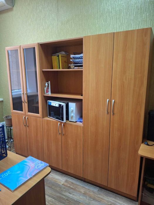 продам офисную и торговую мебель дешево.