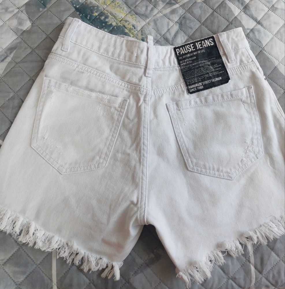 Дрехи на марката Pause Jeans и Negative Wear