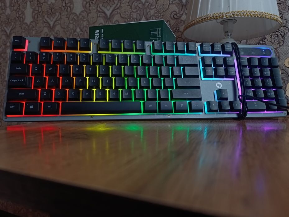 Клавиатура и мышь с подсветкой от компании hp + мышка без подсветки