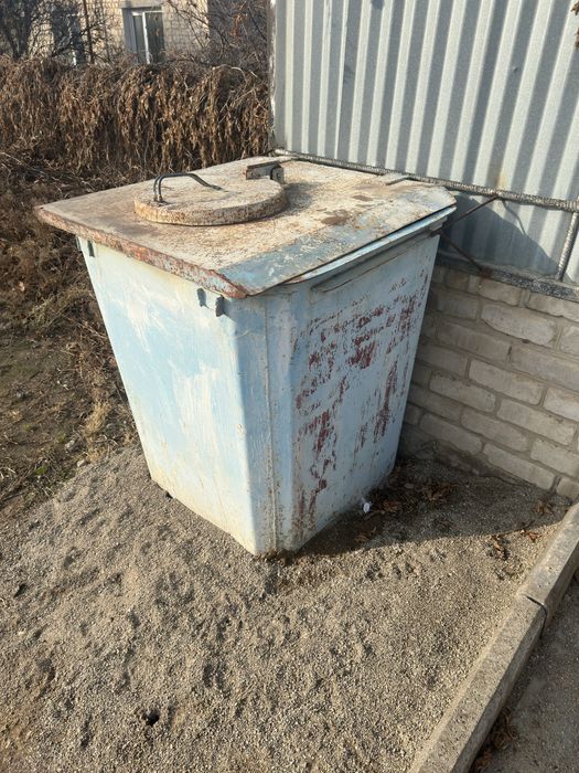 Большой бак, железный. был мусор.