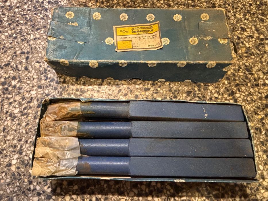 Стругарски нож глух отвор 25х25 Р30