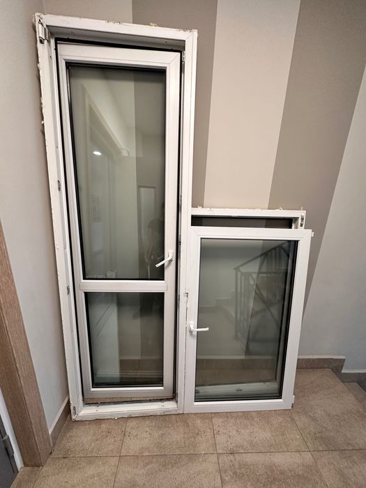 Продам пластиковые  дверь и окно для балкона б/у
