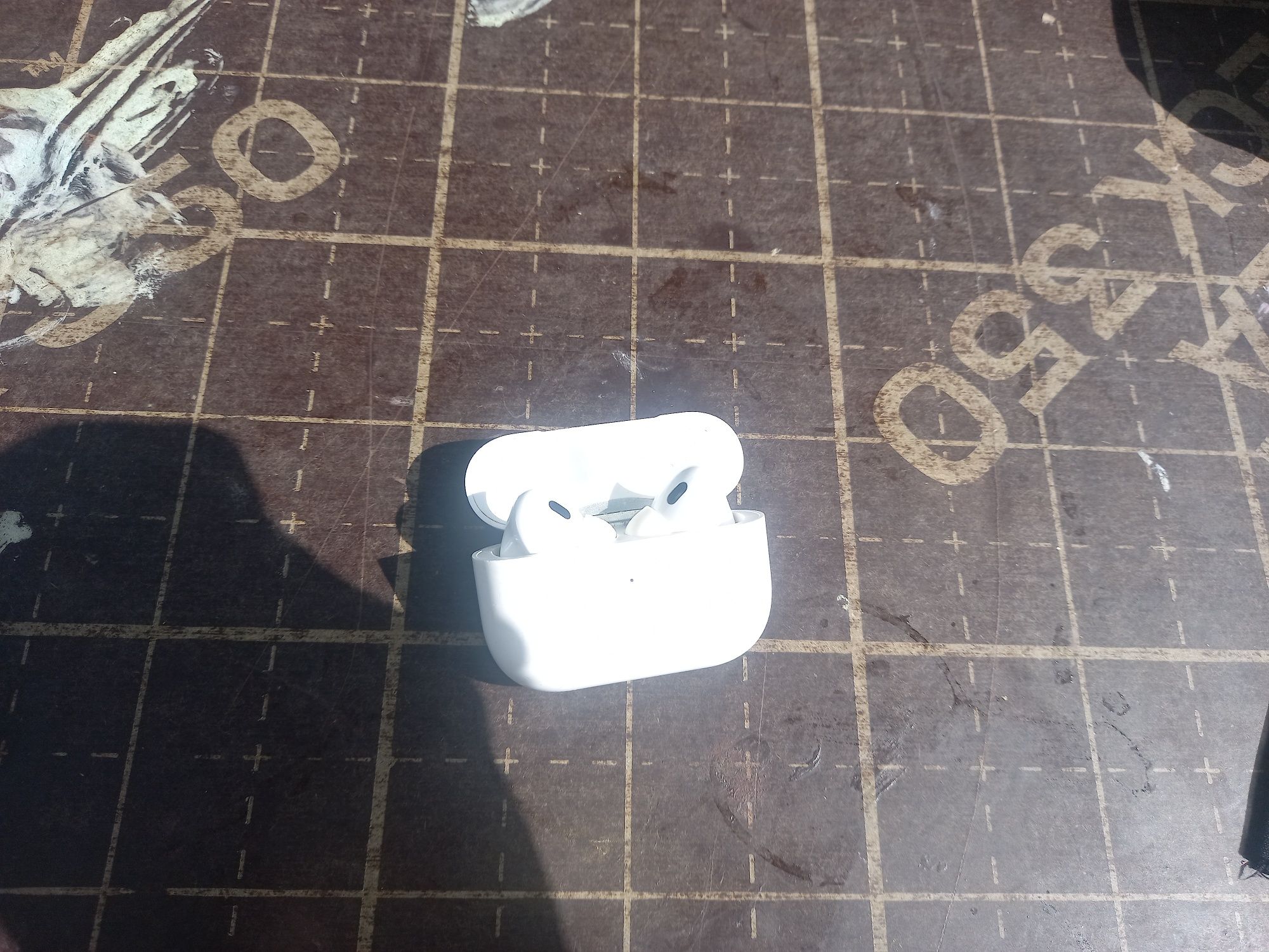 Продам airpods pro не работает 1 наушник а так хорошие