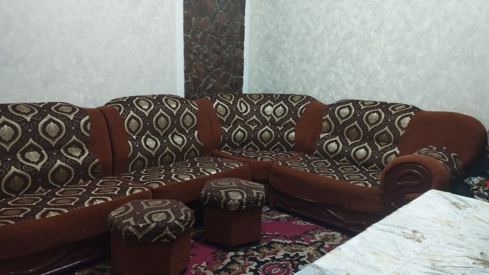 Уголок диван сотилади