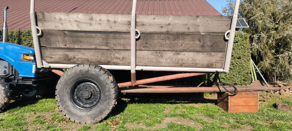 Tractoare și utilaje.