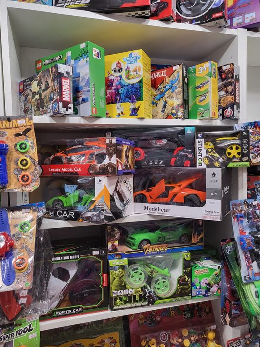 Jucarii si hainute de vanzare