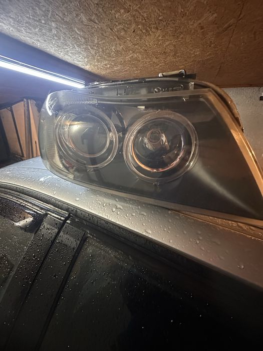 Продавам десен фар бмв е91/90 преди фейса