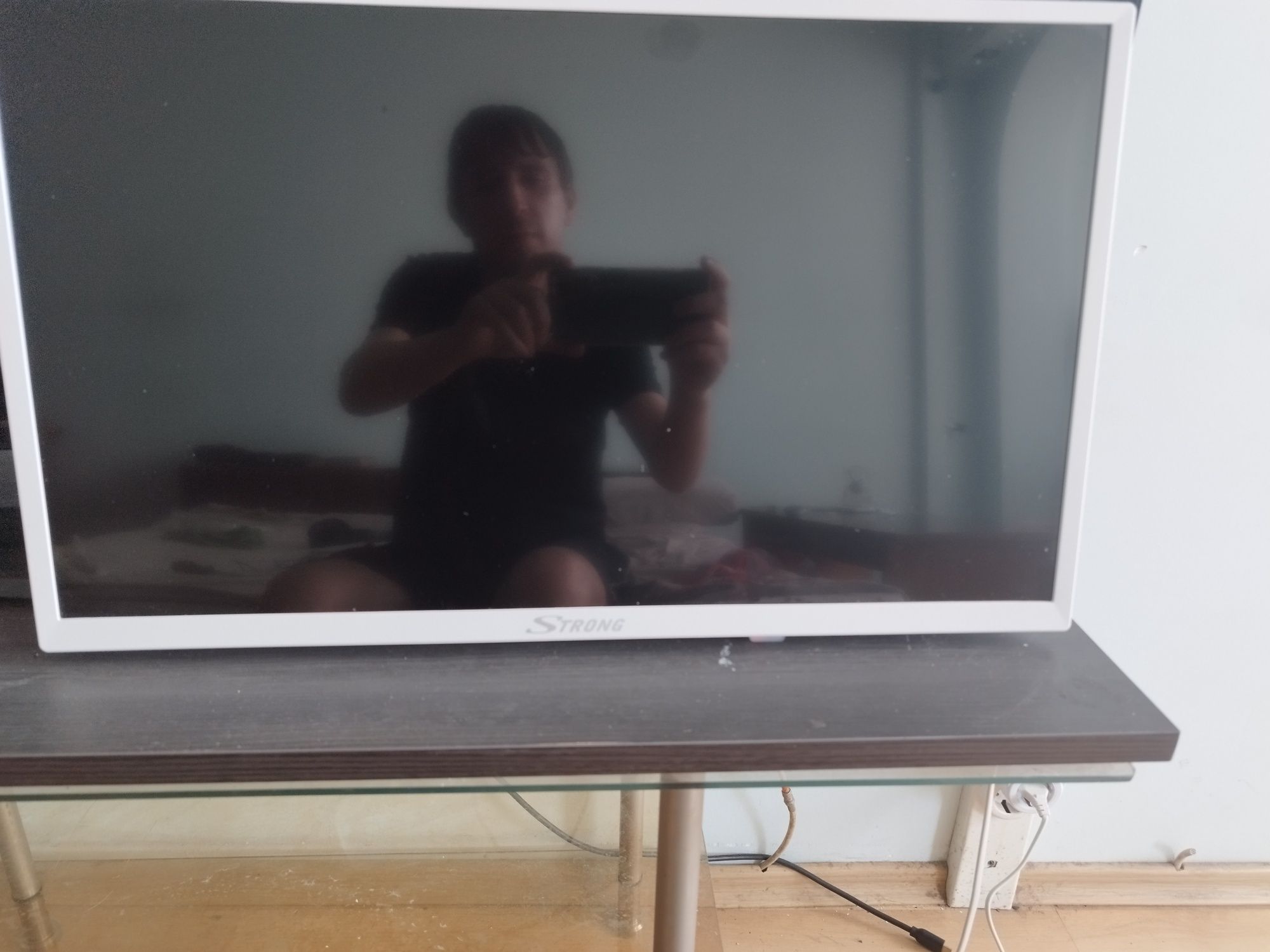 24" Телевизор STRONG 24HZ4003NW